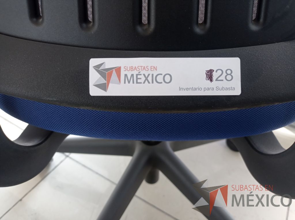 Lote 007 - Silla ejecutiva asiento de tela color azul respaldo en malla color negro con descansabrazos y ruedas - Imagen 2