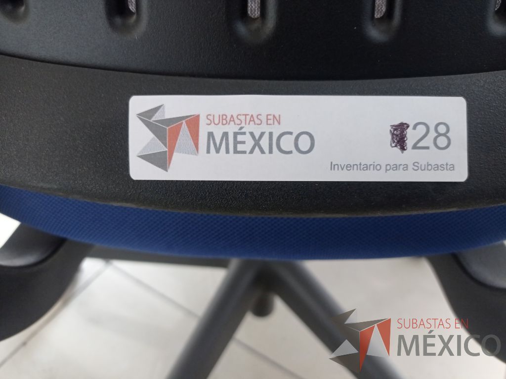 Lote 007 - Silla ejecutiva asiento de tela color azul respaldo en malla color negro con descansabrazos y ruedas - Imagen 3