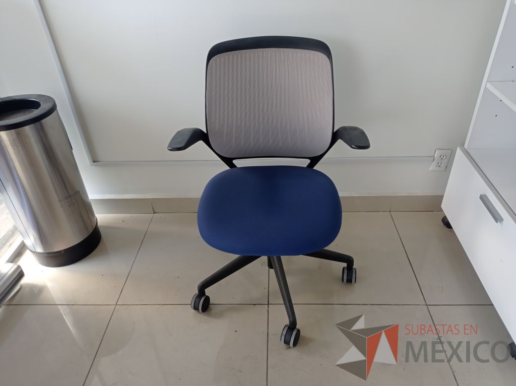 Lote 007 - Silla ejecutiva asiento de tela color azul respaldo en malla color negro con descansabrazos y ruedas - Imagen 5