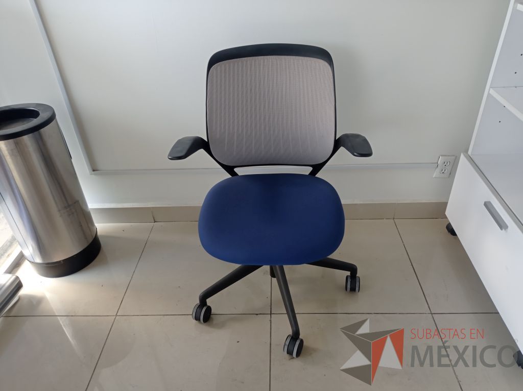 Lote 007 - Silla ejecutiva asiento de tela color azul respaldo en malla color negro con descansabrazos y ruedas - Imagen 6
