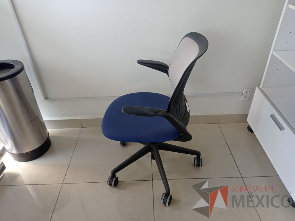 Lote 007 - Silla ejecutiva asiento de tela color azul respaldo en malla color negro con descansabrazos y ruedas - Imagen 7