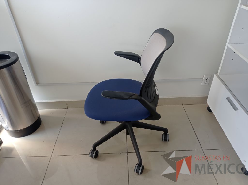 Lote 007 - Silla ejecutiva asiento de tela color azul respaldo en malla color negro con descansabrazos y ruedas - Imagen 8