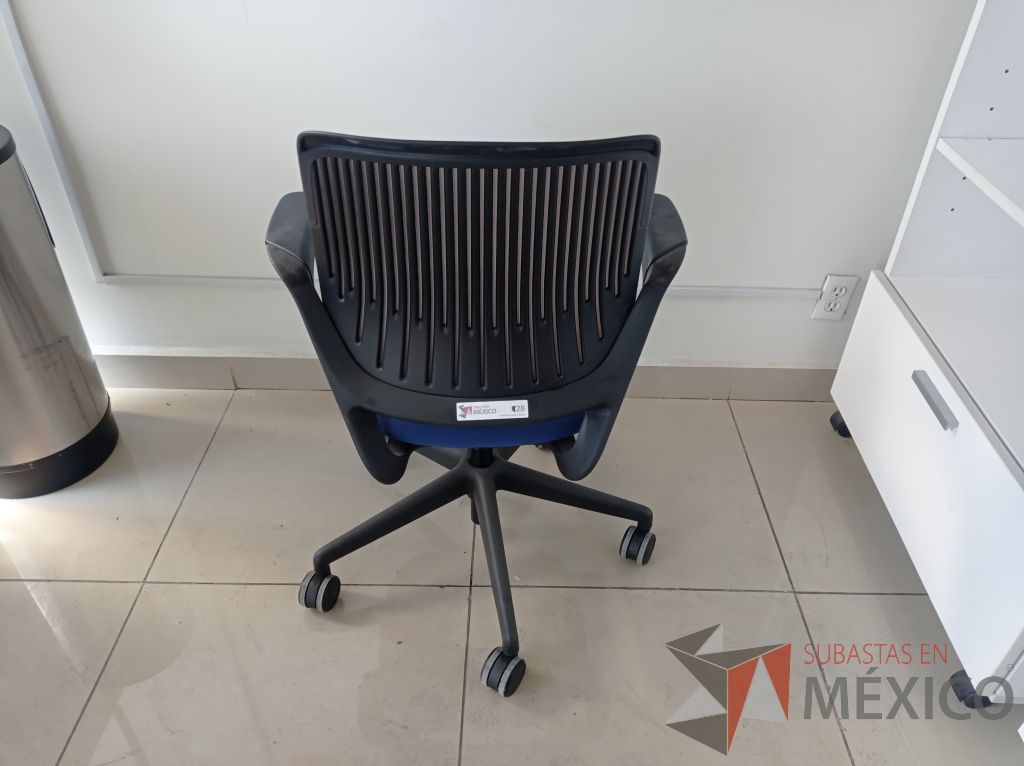 Lote 007 - Silla ejecutiva asiento de tela color azul respaldo en malla color negro con descansabrazos y ruedas - Imagen 9