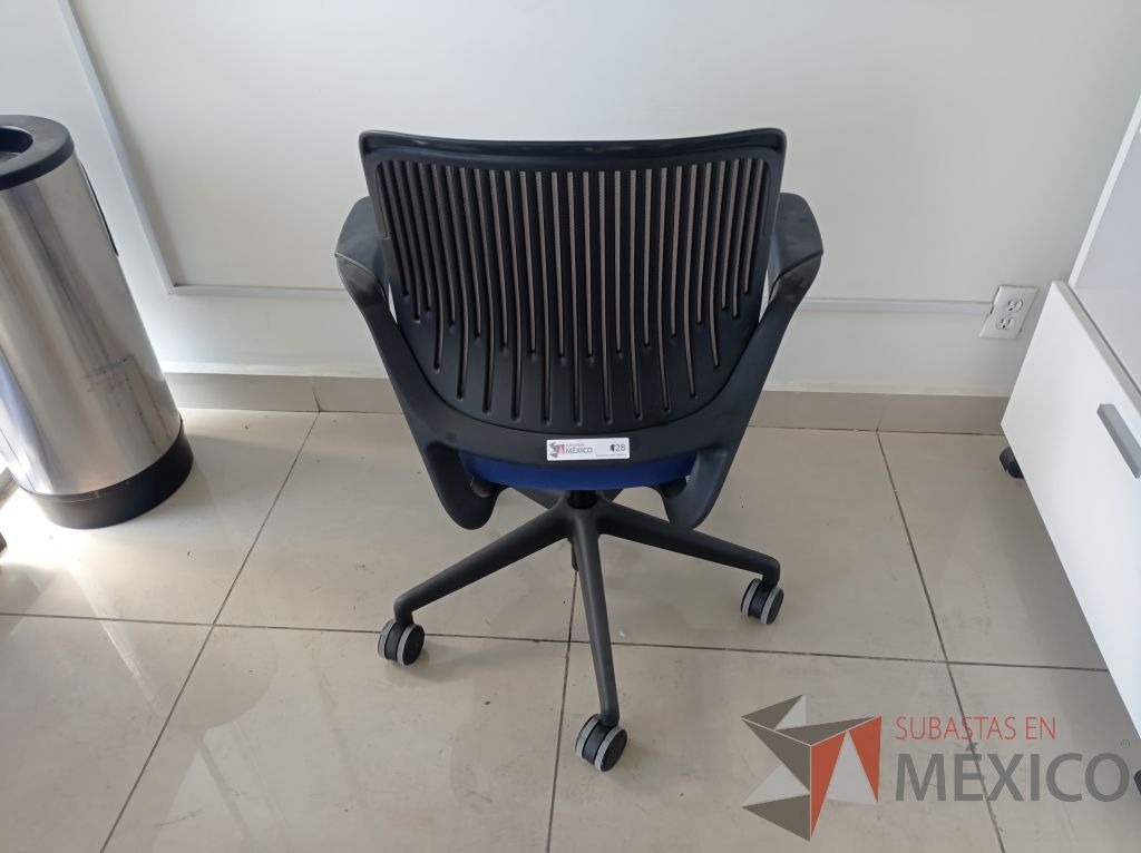 Lote 007 - Silla ejecutiva asiento de tela color azul respaldo en malla color negro con descansabrazos y ruedas - Imagen 10