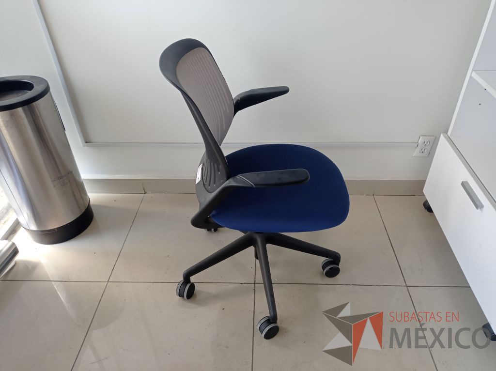 Lote 007 - Silla ejecutiva asiento de tela color azul respaldo en malla color negro con descansabrazos y ruedas - Imagen 11