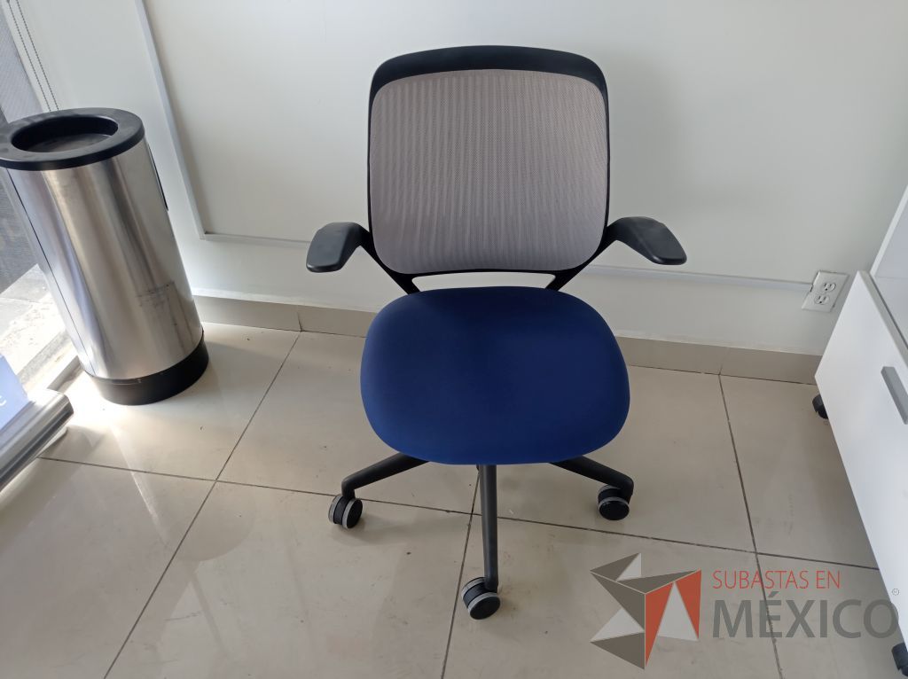 Lote 007 - Silla ejecutiva asiento de tela color azul respaldo en malla color negro con descansabrazos y ruedas