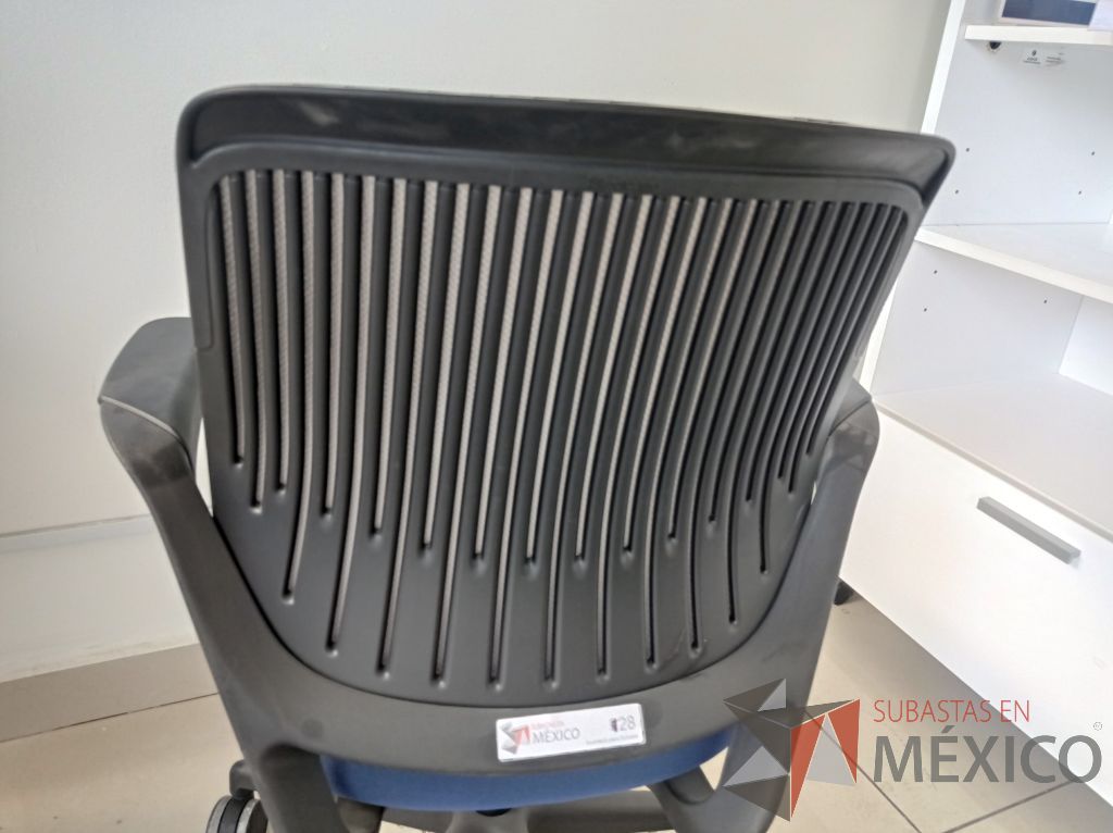 Lote 007 - Silla ejecutiva asiento de tela color azul respaldo en malla color negro con descansabrazos y ruedas - Imagen 13
