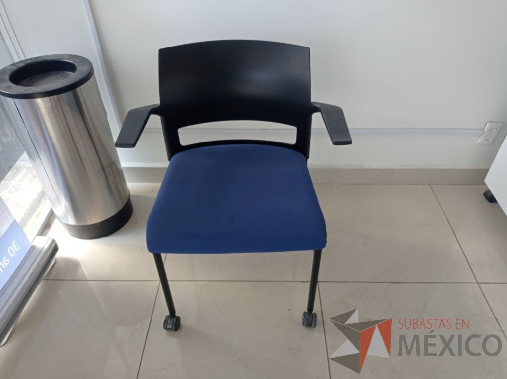 Lote 008 - 2 Sillas de visita asiento de tela color azul respaldo de plástico color negro con descansabrazos y ruedas - Imagen 4