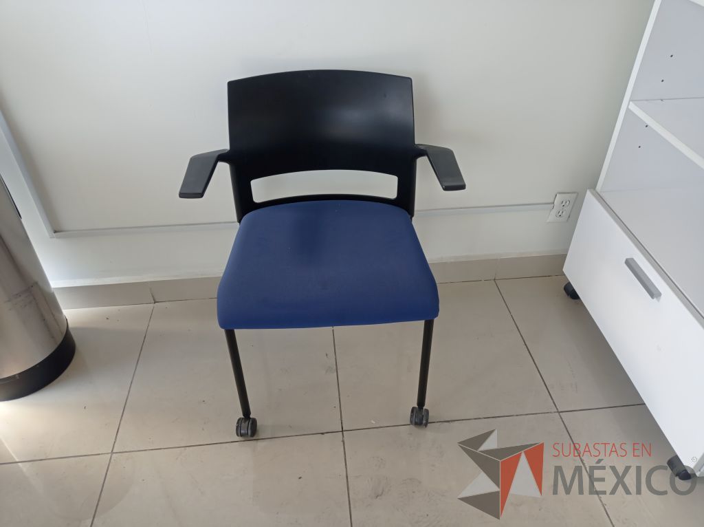 Lote 008 - 2 Sillas de visita asiento de tela color azul respaldo de plástico color negro con descansabrazos y ruedas - Imagen 6