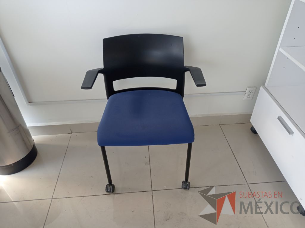Lote 008 - 2 Sillas de visita asiento de tela color azul respaldo de plástico color negro con descansabrazos y ruedas
