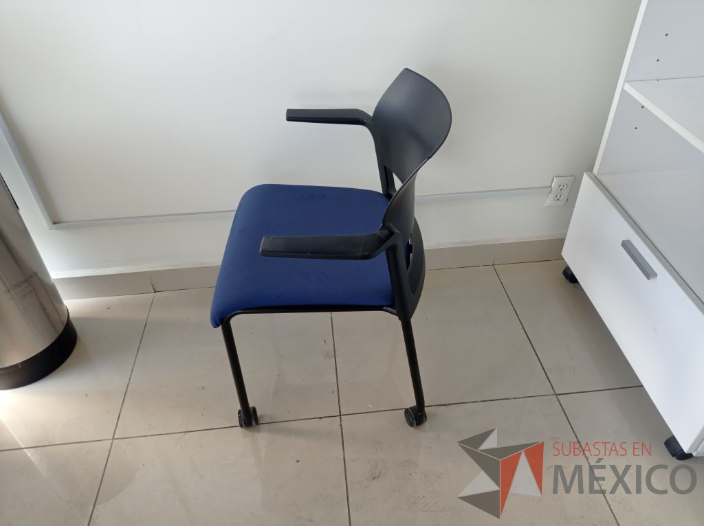 Lote 008 - 2 Sillas de visita asiento de tela color azul respaldo de plástico color negro con descansabrazos y ruedas - Imagen 7