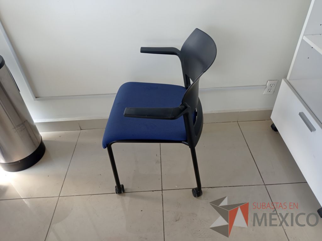 Lote 008 - 2 Sillas de visita asiento de tela color azul respaldo de plástico color negro con descansabrazos y ruedas - Imagen 8