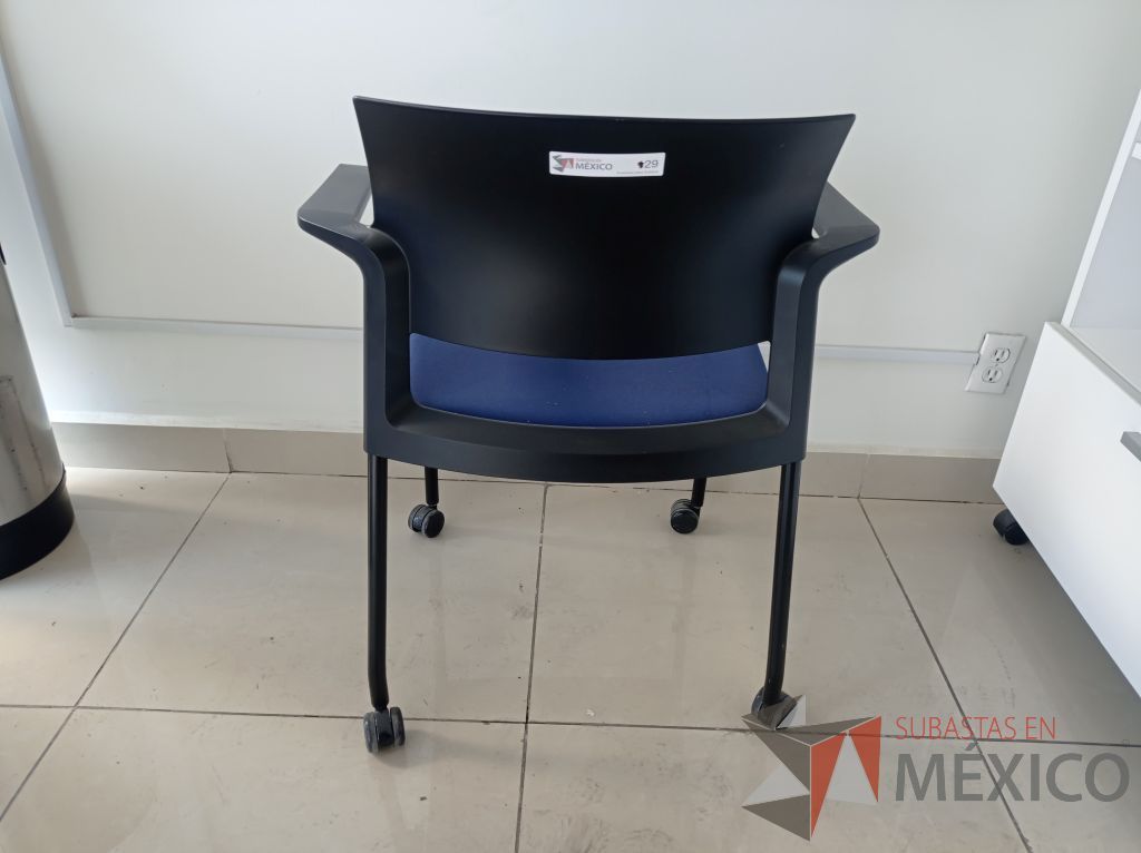 Lote 008 - 2 Sillas de visita asiento de tela color azul respaldo de plástico color negro con descansabrazos y ruedas - Imagen 9