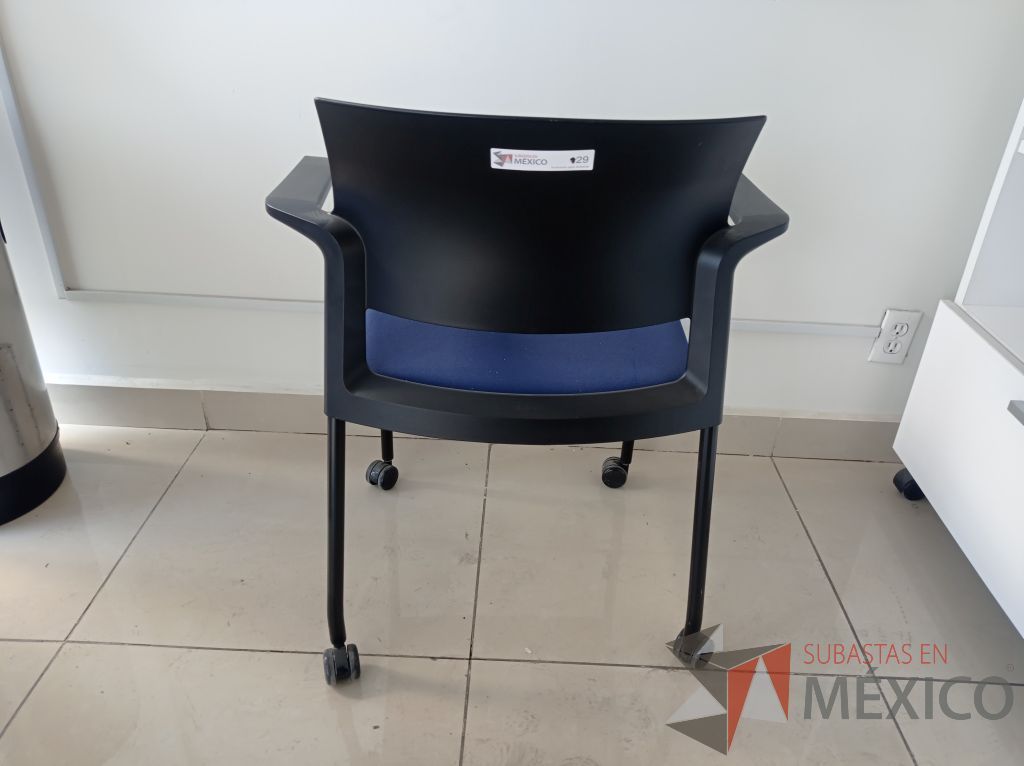 Lote 008 - 2 Sillas de visita asiento de tela color azul respaldo de plástico color negro con descansabrazos y ruedas - Imagen 10