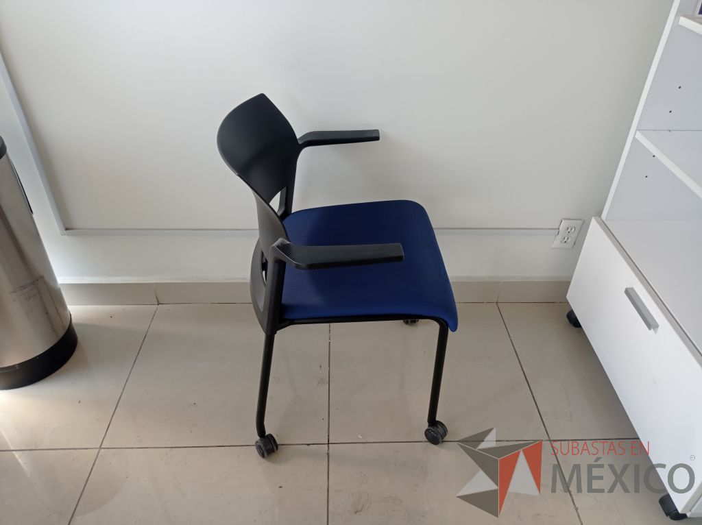Lote 008 - 2 Sillas de visita asiento de tela color azul respaldo de plástico color negro con descansabrazos y ruedas - Imagen 11