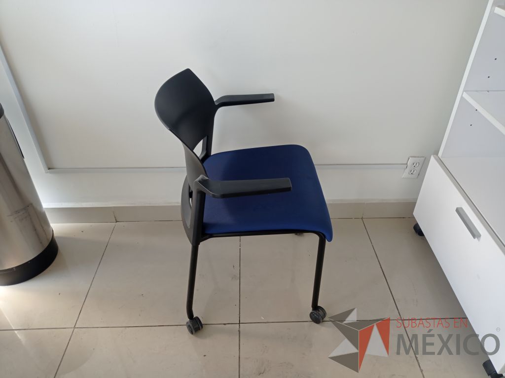 Lote 008 - 2 Sillas de visita asiento de tela color azul respaldo de plástico color negro con descansabrazos y ruedas - Imagen 12