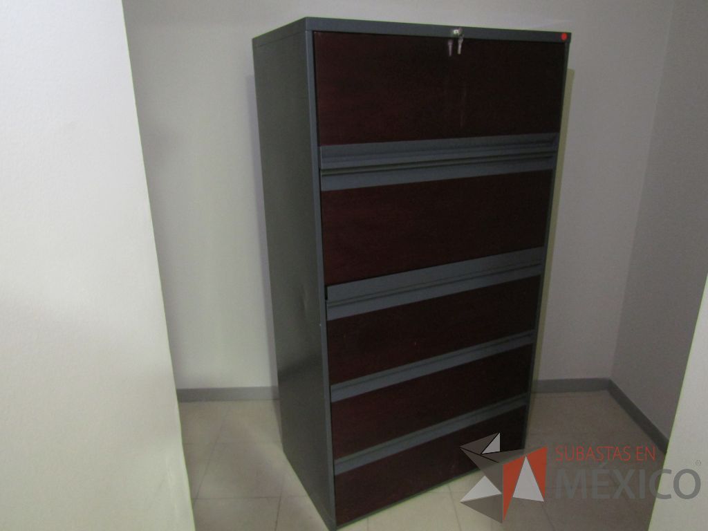 Lote 025 - Archivero metálico alto con 4 cajones y 1 gaveta