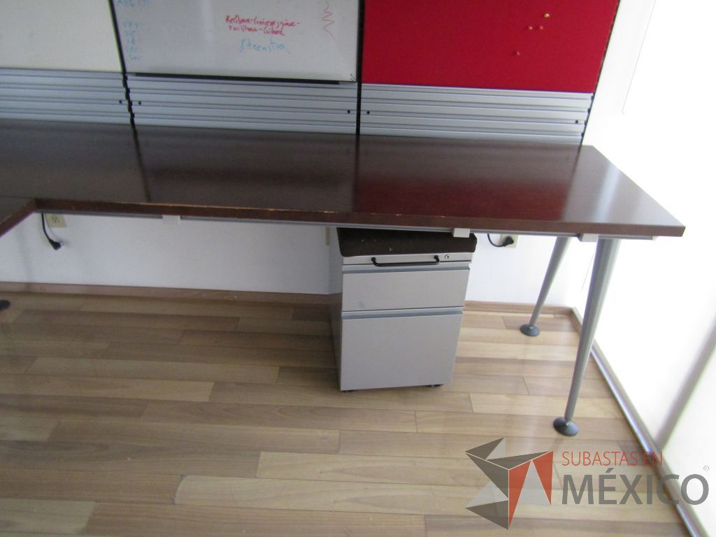 Lote 029 - 3 Escritorios en escuadra con base metálica, archivero de 2 cajones y 3 gavetas superiores color café - Imagen 4