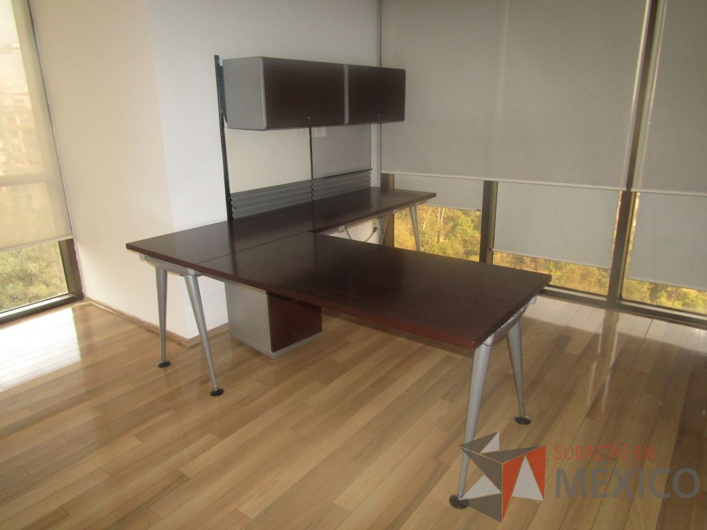 Lote 030 - 2 Escritorios en escuadra con base metálica, archivero de 2 cajones y 2 gavetas superiores color café