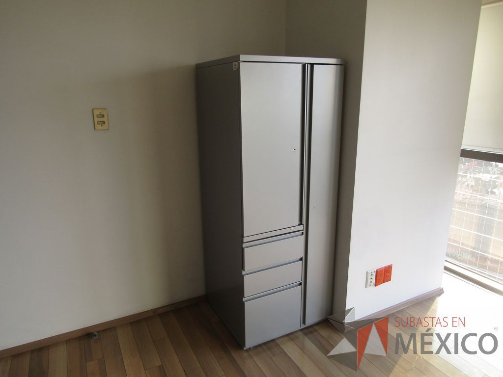 Lote 032 - Gabinete metálico alto con 2 puertas y 3 cajones color gris - Imagen 2