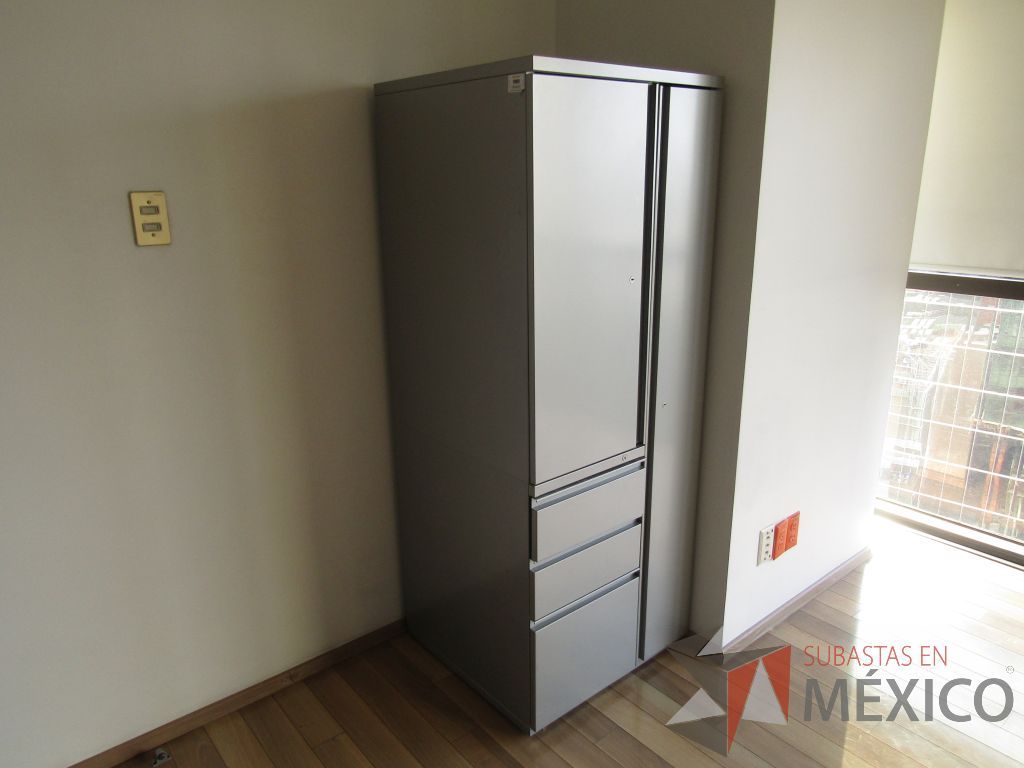 Lote 032 - Gabinete metálico alto con 2 puertas y 3 cajones color gris - Imagen 3