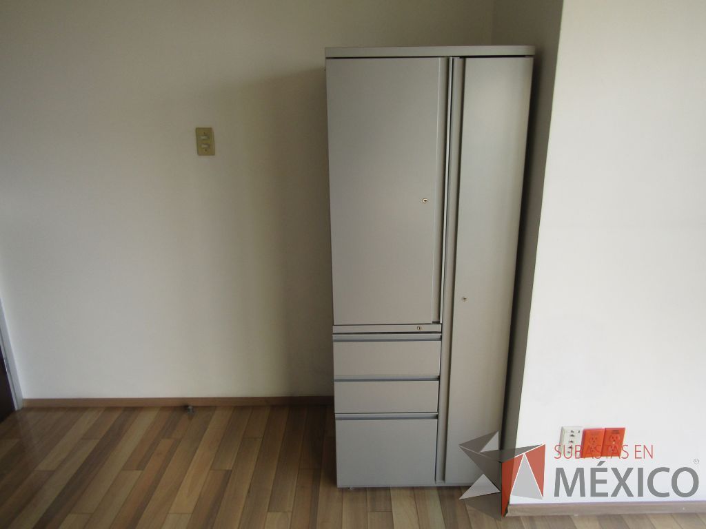 Lote 032 - Gabinete metálico alto con 2 puertas y 3 cajones color gris