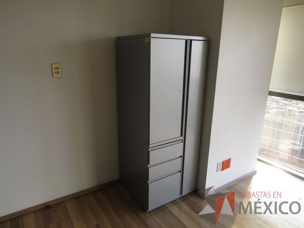 Lote 032 - Gabinete metálico alto con 2 puertas y 3 cajones color gris - Imagen 4