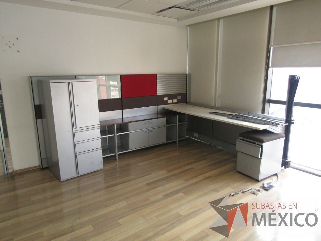 Lote 033 - Oficina ejecutiva con archivero móvil, Credenza de 4 puertas y gabinete metálico de 3 cajones y 2 puertas - Imagen 2