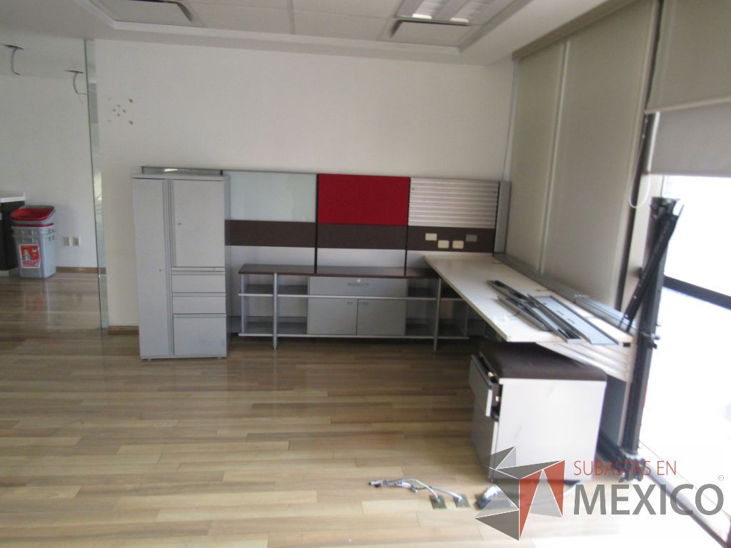 Lote 033 - Oficina ejecutiva con archivero móvil, Credenza de 4 puertas y gabinete metálico de 3 cajones y 2 puertas - Imagen 3