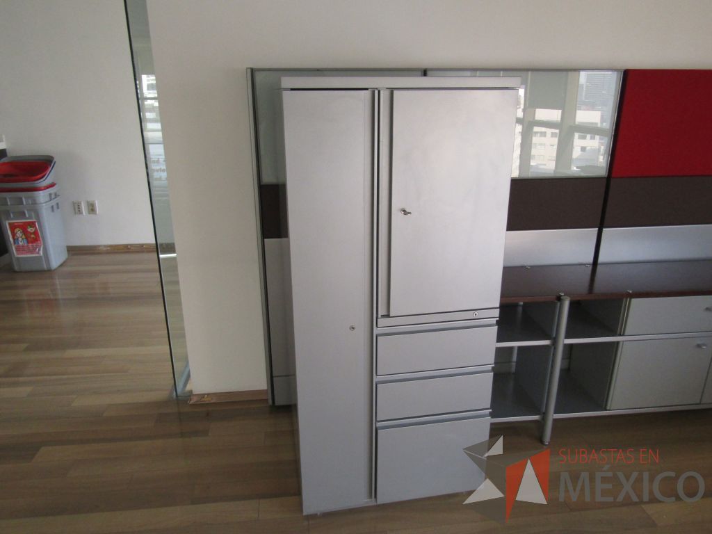 Lote 033 - Oficina ejecutiva con archivero móvil, Credenza de 4 puertas y gabinete metálico de 3 cajones y 2 puertas - Imagen 5