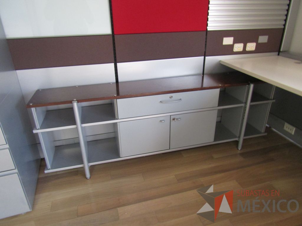 Lote 033 - Oficina ejecutiva con archivero móvil, Credenza de 4 puertas y gabinete metálico de 3 cajones y 2 puertas - Imagen 6