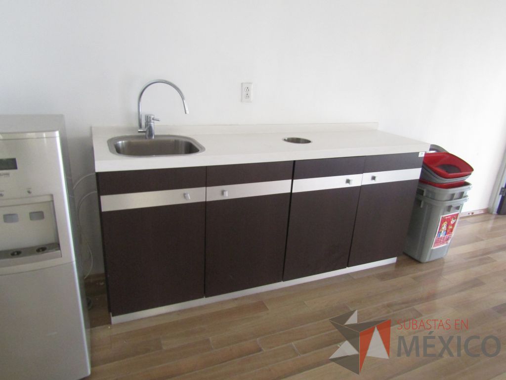 Lote 034 - Cocineta con tarja con 4 puertas color café y cubierta tipo mármol color blanco