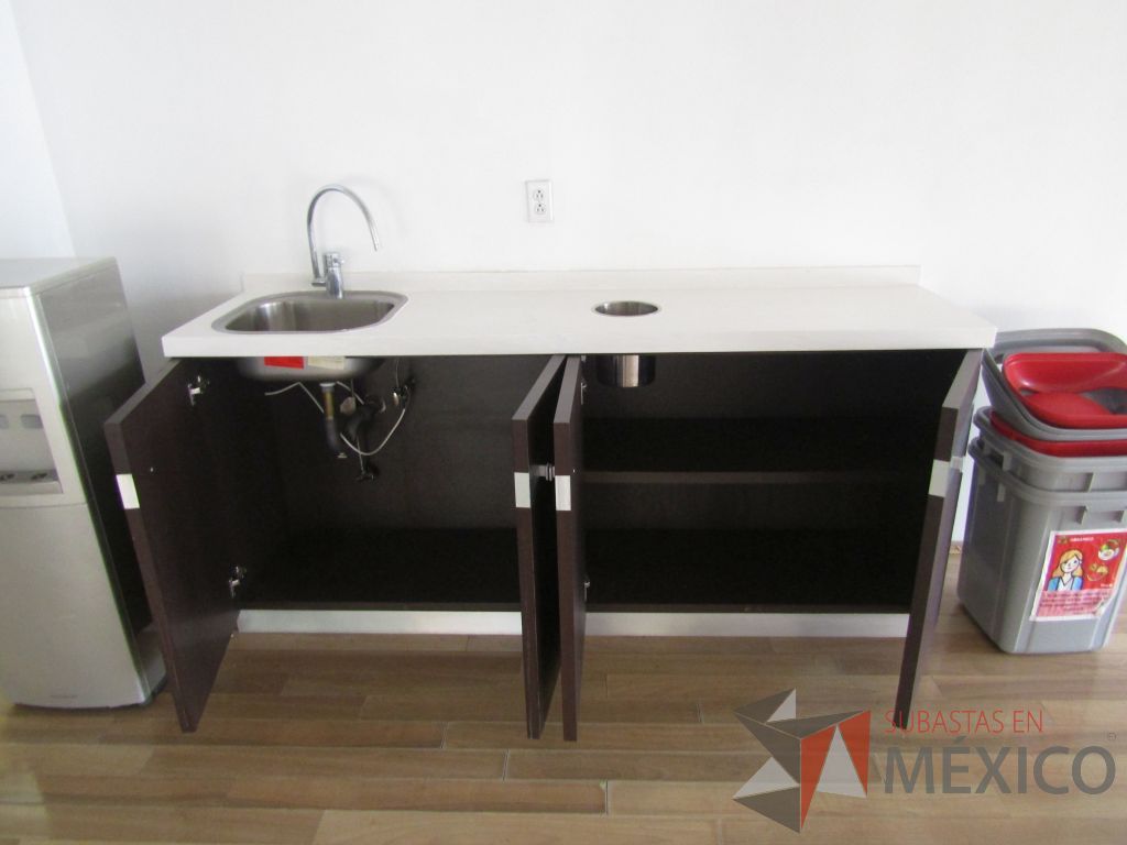 Lote 034 - Cocineta con tarja con 4 puertas color café y cubierta tipo mármol color blanco - Imagen 10