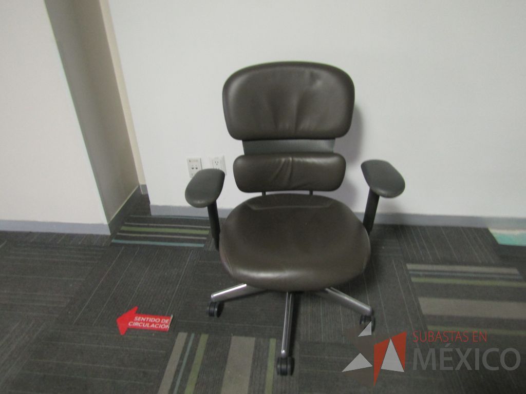 Lote 040 - Silla operativa con ruedas, asiento y descansabrazos tipo piel color gris - Imagen 2