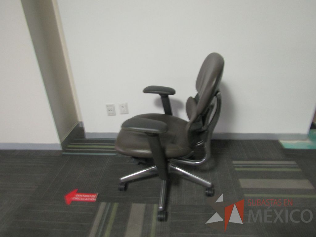 Lote 040 - Silla operativa con ruedas, asiento y descansabrazos tipo piel color gris - Imagen 3