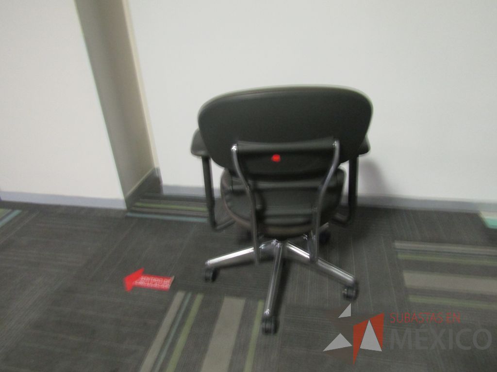 Lote 040 - Silla operativa con ruedas, asiento y descansabrazos tipo piel color gris - Imagen 4