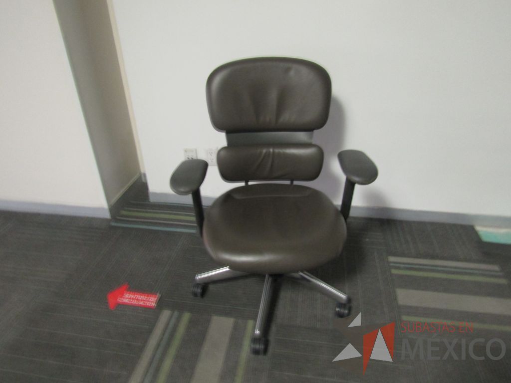 Lote 040 - Silla operativa con ruedas, asiento y descansabrazos tipo piel color gris