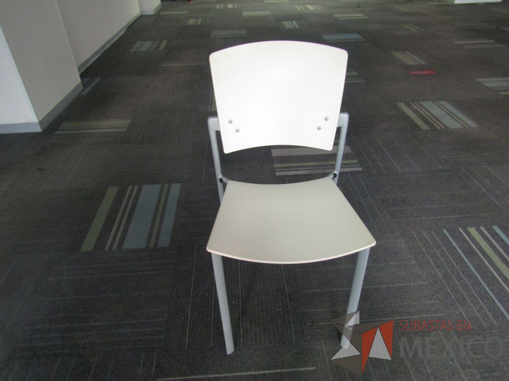 Lote 054 - 2 Sillas de comedor con 4 patas metálicas, asiento y respaldo liso color blanco