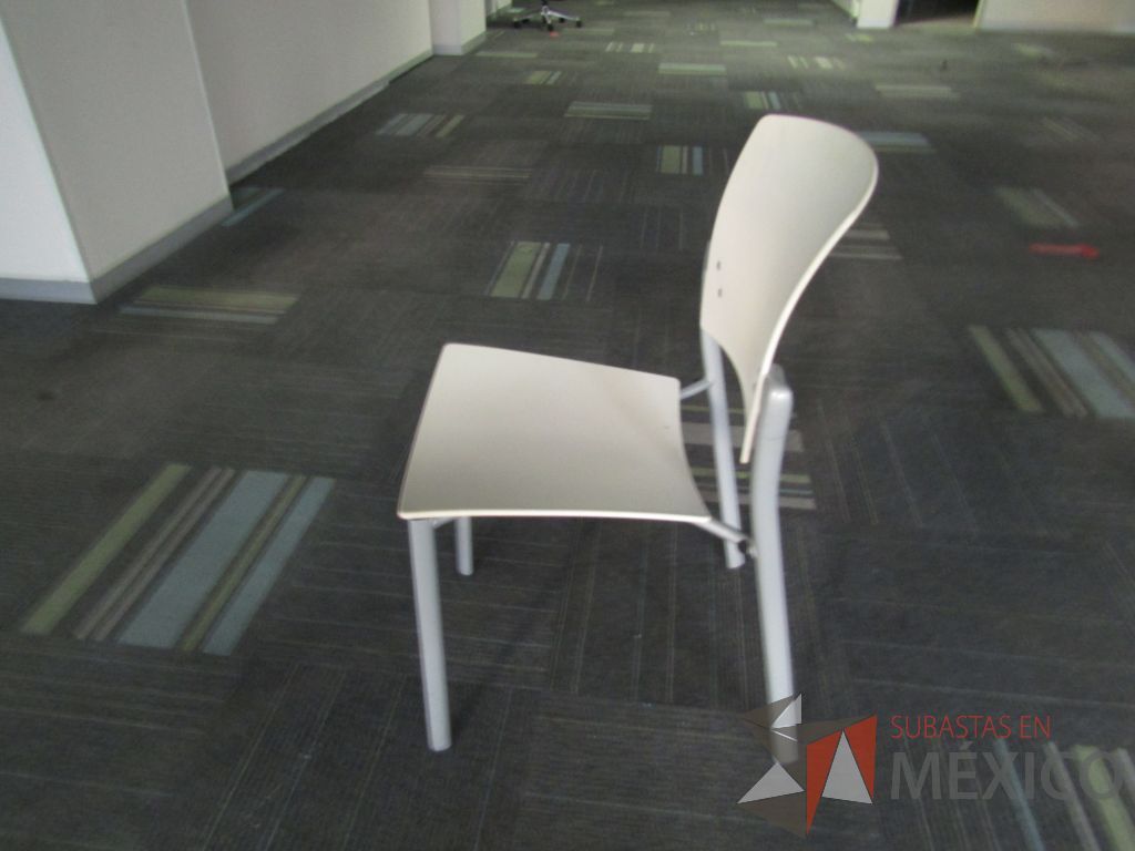 Lote 054 - 2 Sillas de comedor con 4 patas metálicas, asiento y respaldo liso color blanco - Imagen 2