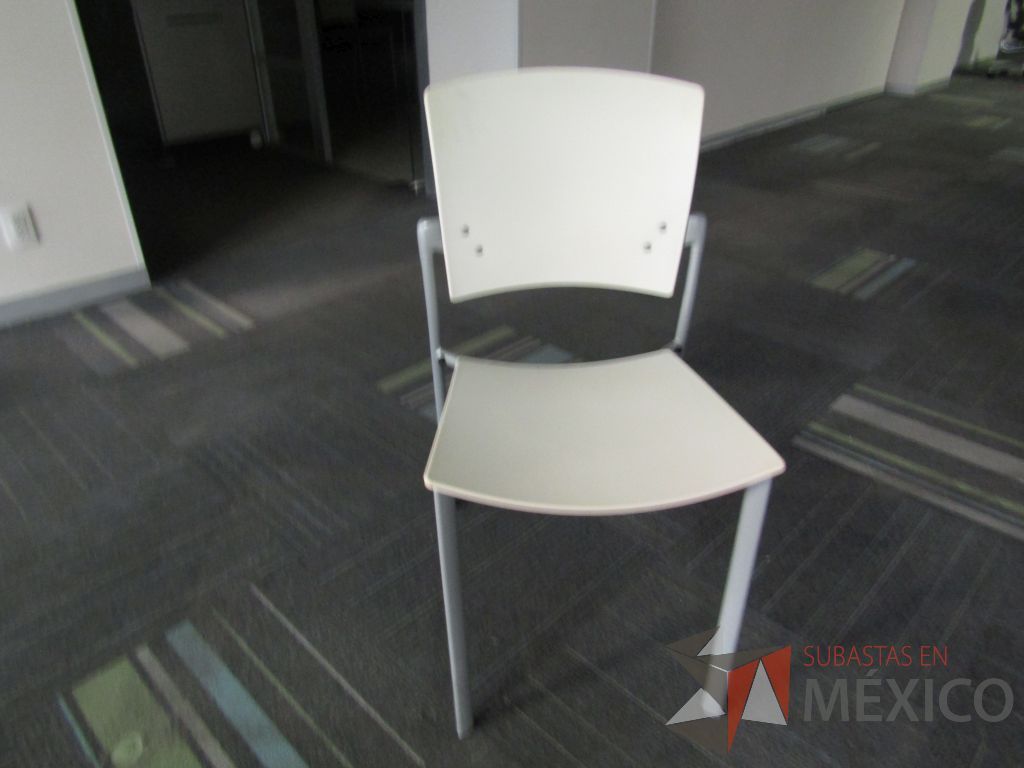 Lote 054 - 2 Sillas de comedor con 4 patas metálicas, asiento y respaldo liso color blanco - Imagen 4