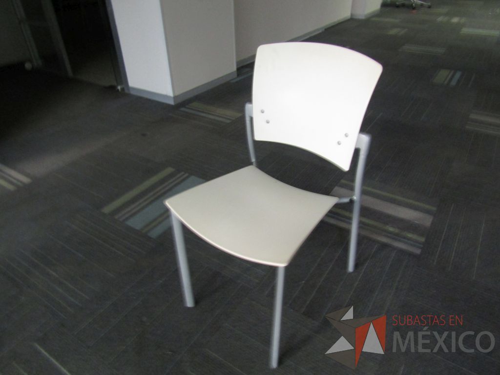 Lote 054 - 2 Sillas de comedor con 4 patas metálicas, asiento y respaldo liso color blanco - Imagen 5
