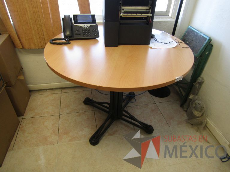 Lote 007 - Mesa de trabajo circular con base metálica y cubierta color madera