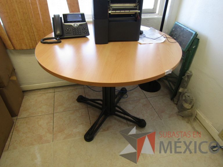 Lote 007 - Mesa de trabajo circular con base metálica y cubierta color madera - Imagen 2