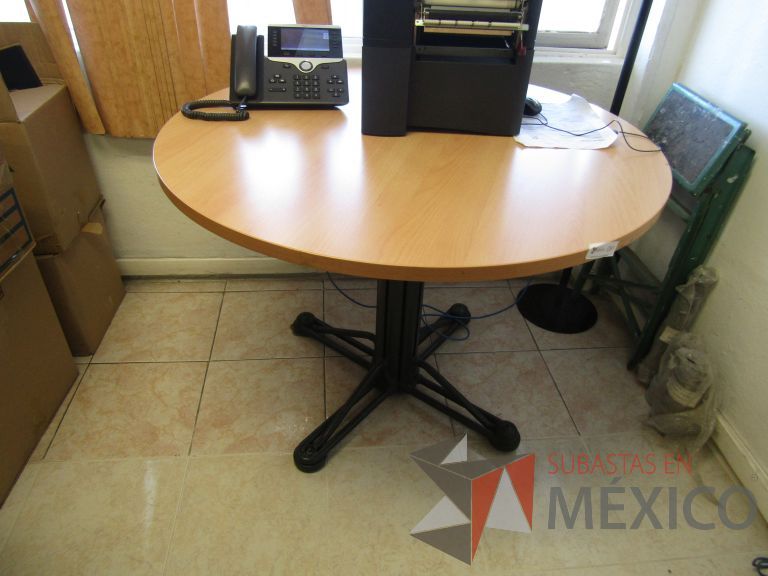 Lote 007 - Mesa de trabajo circular con base metálica y cubierta color madera - Imagen 3