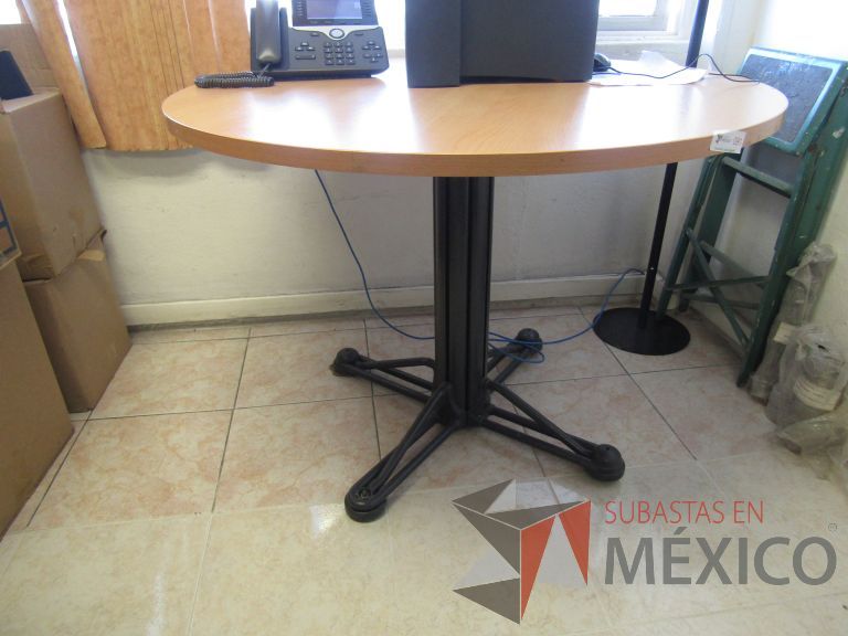 Lote 007 - Mesa de trabajo circular con base metálica y cubierta color madera - Imagen 4