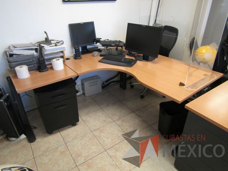 Lote 012 - Escritorio en escuadra con base metálica y cubierta curva color café