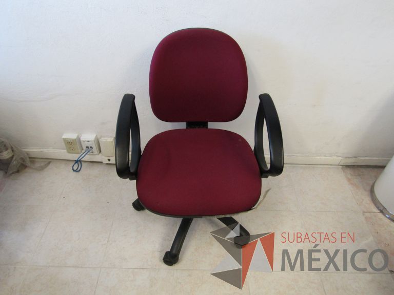 Lote 014 - 3 Sillas secretariales con ruedas, descansa brazos, asiento y respaldo en tela color rojo