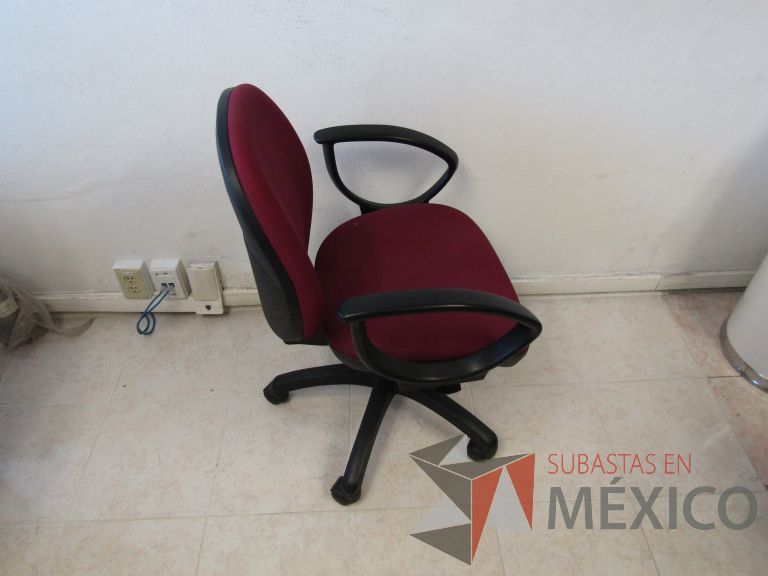 Lote 014 - 3 Sillas secretariales con ruedas, descansa brazos, asiento y respaldo en tela color rojo - Imagen 2