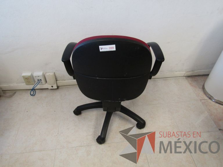 Lote 014 - 3 Sillas secretariales con ruedas, descansa brazos, asiento y respaldo en tela color rojo - Imagen 3