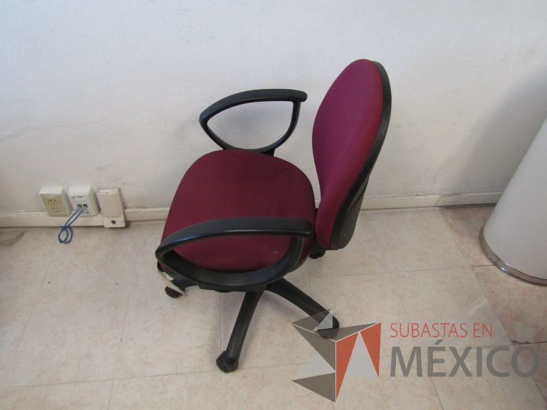 Lote 014 - 3 Sillas secretariales con ruedas, descansa brazos, asiento y respaldo en tela color rojo - Imagen 4